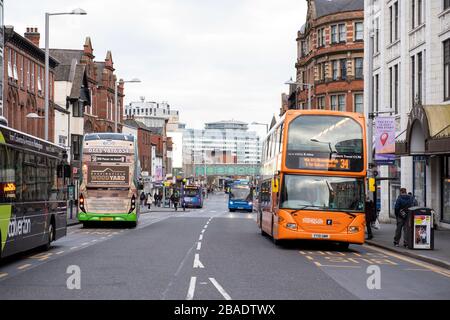 Empty Mansfield Road il sabato pomeriggio durante la pandemia di Coronavirus COVID 19, marzo 2020 Nottinghamshire Inghilterra UK Foto Stock