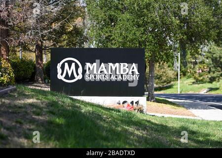 Vista generale della segnaletica fuori dalla Mamba Sports Academy, giovedì 26 marzo 2020, in Thousand Oaks, Calif. Kobe Bryant e la figlia Gianna Bryant, stavano andando al complesso sportivo quando domenica 26 gennaio 2020, Erano tra le persone uccise in un incidente in elicottero quando un elicottero Sikorsky S-76B, pilotato da Ara Zobayan, si schiantò intorno a 30 miglia a nord-ovest del centro di Los Angeles, sulla rotta dall'Aeroporto John Wayne all'Aeroporto di Camarillo. (Foto di IOS/Espa-Images) Foto Stock