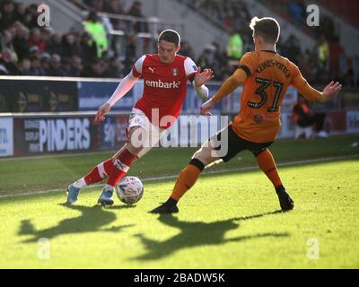 Ben Wiles di Rotherham United (a sinistra) e Keane Lewis-Potter di Hull City combattono per la palla Foto Stock