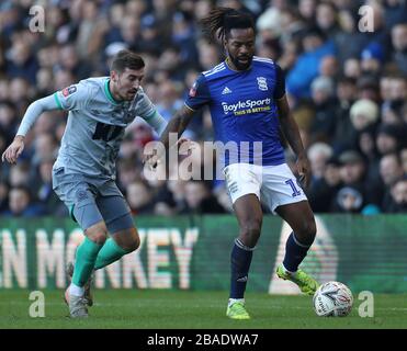 Jacques Maghoma di Birmingham City e Joe Rothwell di Blackburn Rovers durante la partita di fa Cup Third Round al St Andrew's Trillion Trophy Stadium Foto Stock