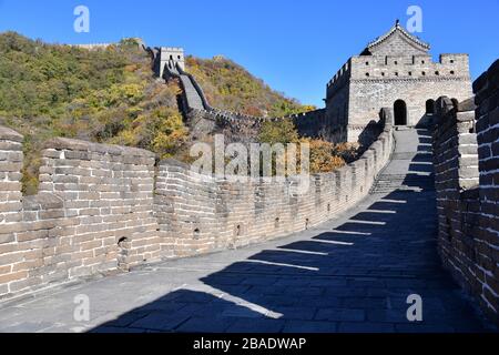 Grande Muraglia di Cina a Mutianyu durante l'autunno con bella fogliame caduta Foto Stock