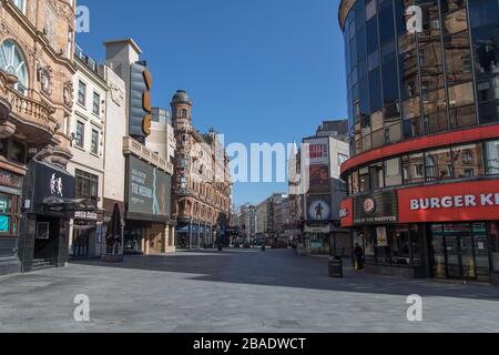 I punti turistici normalmente occupati di Londons sono vuoti oggi tranne che per i lavoratori che salgono sulle finestre o la polizia che guida vicino. Regent Street, Leicester Square, Shaftesbury avenue nella foto. Foto Stock