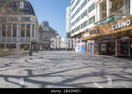 I punti turistici normalmente occupati di Londons sono vuoti oggi tranne che per i lavoratori che salgono sulle finestre o la polizia che guida vicino. Regent Street, Leicester Square, Shaftesbury avenue nella foto. Foto Stock