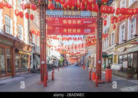 I punti turistici normalmente occupati di Londons sono vuoti oggi tranne che per i lavoratori che salgono sulle finestre o la polizia che guida vicino. Regent Street, Leicester Square, Shaftesbury avenue nella foto. Foto Stock