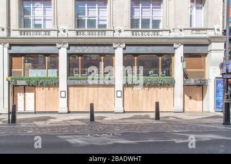 I punti turistici normalmente occupati di Londons sono vuoti oggi tranne che per i lavoratori che salgono sulle finestre o la polizia che guida vicino. Regent Street, Leicester Square, Shaftesbury avenue nella foto. Foto Stock