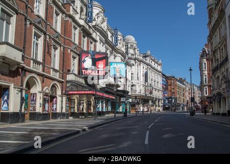 I punti turistici normalmente occupati di Londons sono vuoti oggi tranne che per i lavoratori che salgono sulle finestre o la polizia che guida vicino. Regent Street, Leicester Square, Shaftesbury avenue nella foto. Foto Stock