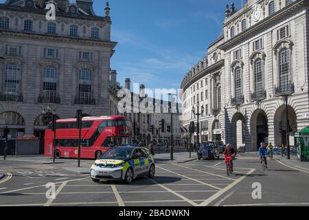 I punti turistici normalmente occupati di Londons sono vuoti oggi tranne che per i lavoratori che salgono sulle finestre o la polizia che guida vicino. Regent Street, Leicester Square, Shaftesbury avenue nella foto. Foto Stock