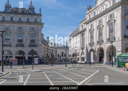 I punti turistici normalmente occupati di Londons sono vuoti oggi tranne che per i lavoratori che salgono sulle finestre o la polizia che guida vicino. Regent Street, Leicester Square, Shaftesbury avenue nella foto. Foto Stock