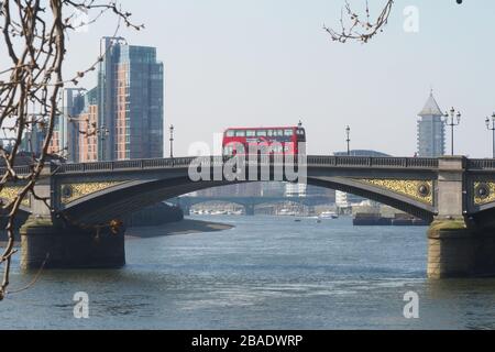 Londra, Regno Unito. 27 marzo 2020. Londra inizia la giornata con il clima caldo e soleggiato.The Thames at Chelsea Credit: Brian Minkoff/Alamy Live News Foto Stock