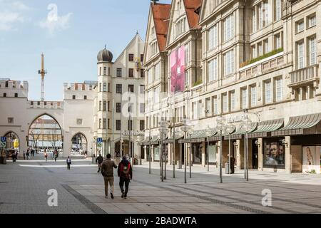 Baviera-Mucnich-Germania, 20. März 2020: Poche persone camminano al Karlsplatz Stachus di Monaco, che è di solito affollata ma rimane vuota a causa di Th Foto Stock