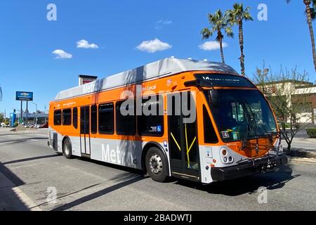 Un autobus locale Metro su Atlantic Blvd a Monterey Park, California, in mezzo al coroinavirus globale COVID-19 epidemia pandemica, Giovedi, 26 marzo 2020. Per proteggere i conducenti di autobus Metro durante la crisi COVID-19, a tutti i conducenti di autobus Metro sarà chiesto di salire a bordo e uscire solo dalla porta posteriore di tutti gli autobus a partire da lunedì. (Foto di IOS/Espa-Images) Foto Stock