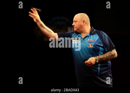 Andy Hamilton lancia durante la sua partita contro Paul Nicholson Foto Stock