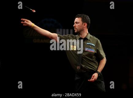 Paul Nicholson lancia durante la sua partita contro Andy Hamilton Foto Stock