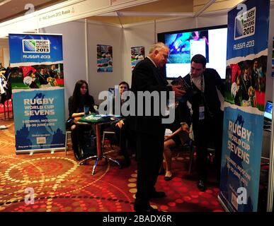 I partecipanti hanno visto lo stand dei sette della Coppa del mondo di Rugby durante il secondo giorno dell'esposizione di Rugby 2012 Foto Stock