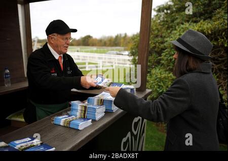 Le carte da corsa di William Hill sono vendute al Lingfield Park Foto Stock