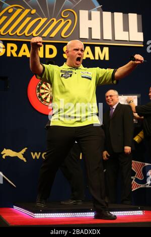 Michael van Gerwen celebra la vittoria della sua partita con Phil Taylor Foto Stock