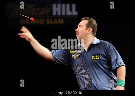 Brendan Dolan in azione durante il suo secondo round contro John Part Foto Stock