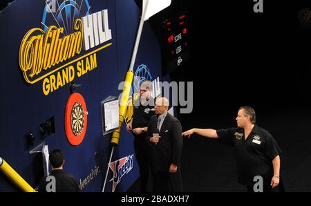 John partecipa in azione durante il suo secondo round contro Brendan Dolan Foto Stock