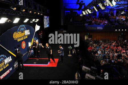 John partecipa in azione durante il suo secondo round contro Brendan Dolan Foto Stock