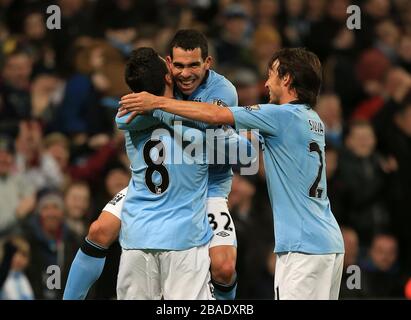 Carlos Tevez (centro) di Manchester City festeggia con i compagni di squadra dopo aver segnato il quinto gol della sua squadra Foto Stock