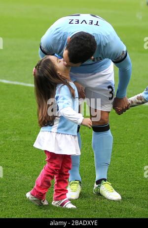 Carlos Tevez della città di Manchester con i suoi figli prima del calcio d'inizio Foto Stock