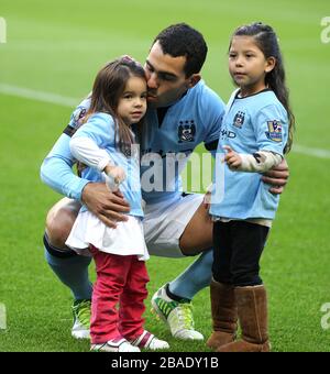 Carlos Tevez della città di Manchester con i suoi figli prima del calcio d'inizio Foto Stock