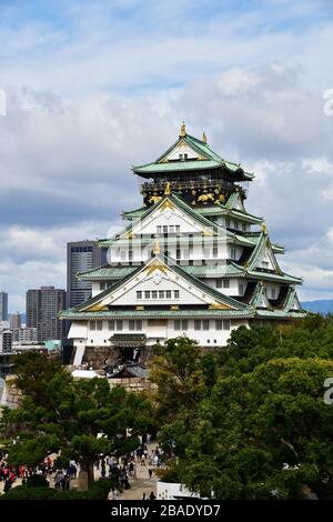Il Castello di Osaka è un castello giapponese a Chūō-ku, Osaka, Giappone. Il castello è uno dei luoghi di interesse più famosi del Giappone e si presenta Foto Stock