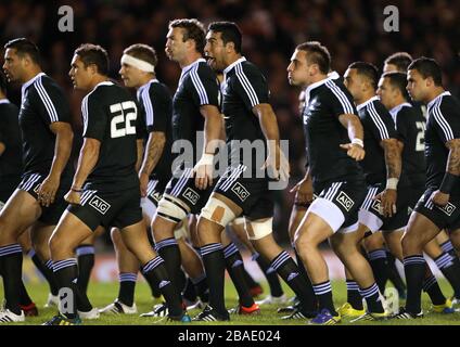 I Maori All Blacks eseguono un Haka prima del gioco Foto Stock