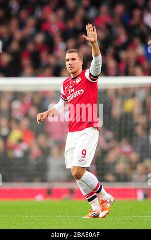 Lukas Podolski di Arsenal festeggia dopo aver segnato il secondo gol della sua squadra Foto Stock