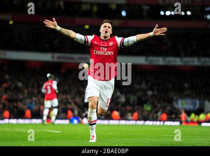 Olivier Giroud di Arsenal festeggia dopo aver segnato il terzo gol della sua squadra Foto Stock