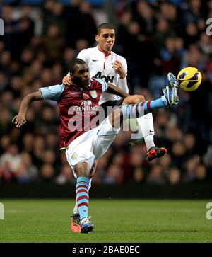Christian Benteke di Aston Villa (a sinistra) e Chris Smalling del Manchester United combattono per la palla Foto Stock