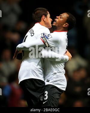 Javier Hernandez (a sinistra) del Manchester United festeggia con il compagno di squadra Patrice Evra dopo aver segnato il secondo goal del suo fianco del gioco Foto Stock