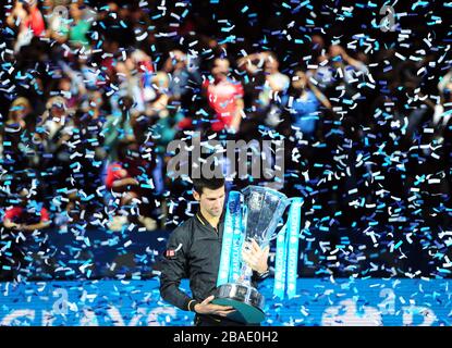 Novak Djokovic in Serbia festeggia con il trofeo dopo aver sconfitto Roger Federer in Svizzera Foto Stock