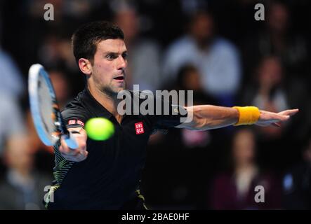 Novak Djokovic serbo in azione contro Roger Federer della Svizzera Foto Stock