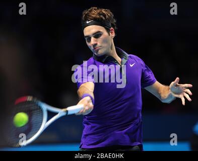 Roger Federer della Svizzera in azione contro Novak Djokovic della Serbia Foto Stock