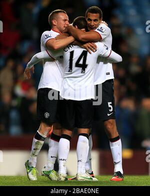Tom Cleverley del Manchester United (a sinistra) e Rio Ferdinand (a destra) festeggiano con Javier Hernandez dopo il gioco Foto Stock