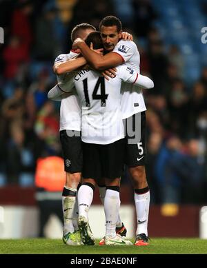 Tom Cleverley del Manchester United (a sinistra) e Rio Ferdinand (a destra) festeggiano con Javier Hernandez dopo il gioco Foto Stock