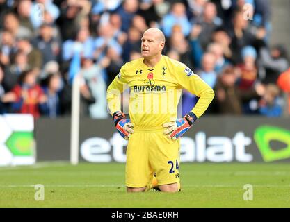 Il portiere di Tottenham Hotspur, Brad Friedel, appare sconsolato dopo che Sergio Aguero di Manchester City ha segnato il primo goal della sua squadra dopo di lui Foto Stock