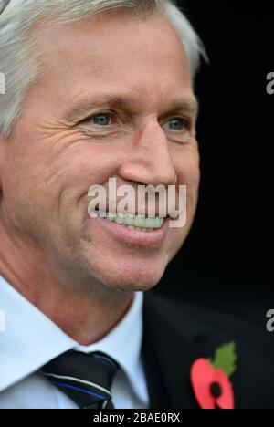 Alan Pardew, direttore del Newcastle United, prima del calcio d'inizio Foto Stock