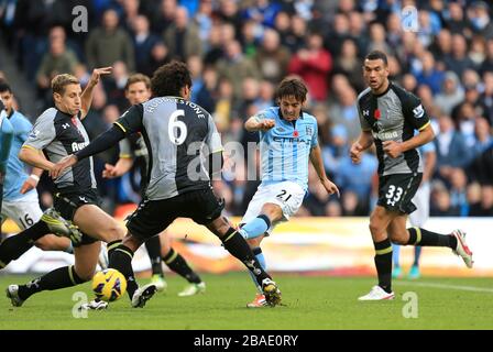 David Silva (seconda a destra) della città di Manchester ha un colpo sul gol Foto Stock