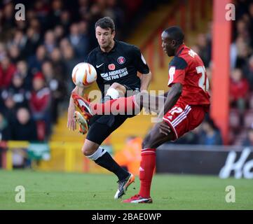 Albert Adomah (a destra) e Dan Seaborne (a sinistra) di Charlton Athletic in azione Foto Stock