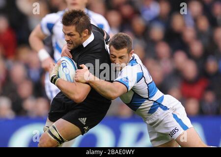 Greig Laidlaw (a destra) della Scozia affronta Richie McCaw della Nuova Zelanda Foto Stock