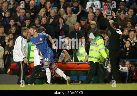 Gary Cahill di Chelsea (a sinistra) è sostituito per il ferito John Terry che è stirato via Foto Stock