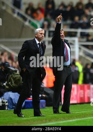 Il manager di West Ham United Sam Allardyce (a destra) dà istruzioni alla sua squadra come il manager di Newcastle United Alan Pardew (a sinistra) guarda dalla linea di contatto. Foto Stock