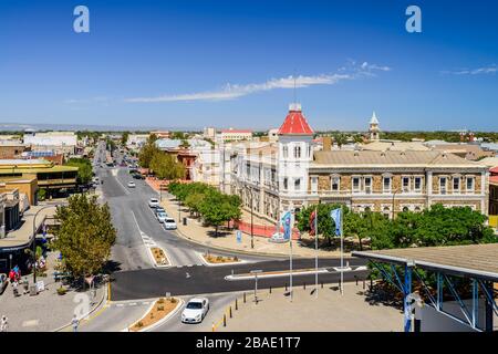 Port Adelaide, South Australia - 9 febbraio 2014: Strada commerciale con automobili ed edifici visti verso est dal faro in una luminosa estate Foto Stock