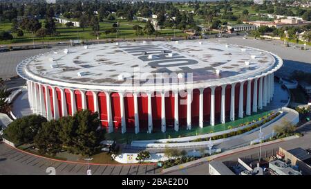 Vista generale del Forum, giovedì 26 marzo 2020, a Inglewood, California, il proprietario DELLA Clippers Steve Ballmer ha raggiunto un accordo per l'acquisto del Forum da Madison Square Garden Co. Martedì 24 marzo 2020 per 400 milioni di dollari in contanti attraverso una nuova entità, CAPPS LLC. L'accordo, che dovrebbe chiudere nel secondo trimestre del 2020, dovrebbe spianare la strada al progetto Clippers new arena. Lo scorso anno il team ha annunciato l'intenzione di creare un'arena privata da 18,500 posti, un complesso di squadre e un centro comunità che sarà adiacente al SoFi Stadium su West Century Blvd. Tra South Prairie Ave Foto Stock