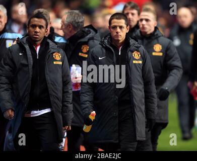 Anderson (a sinistra) e Javier Hernandez del Manchester United scendono lungo la linea di contatto prima del calcio d'inizio Foto Stock
