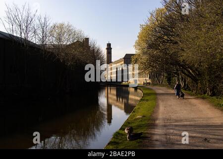 SALTAIRE, INGHILTERRA - 25/3/2020 - nuovo mulino, parallelo al Mulino dei sali, a Saltaire durante il blocco pandemico del COVID-19 (coronavirus) Foto Stock