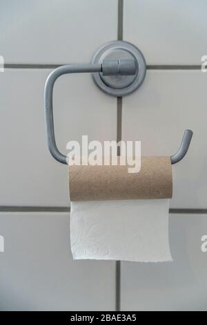 Last sheet of toilet paper on a toilet paper roll, Foto Stock