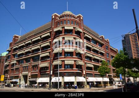 Rotterdam, Paesi Bassi-Maggio 2019; vista a bassa angolazione del primo edificio industriale dell'Atlantico a Rotterdam. L'Atlantico è stato costruito tra il 1928 e il 19 Foto Stock